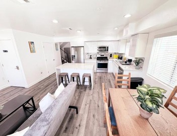 Cozy 3 BR Townhouse with Balcony 3