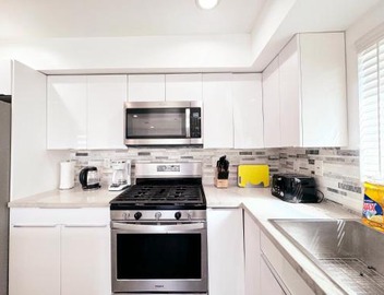 Cozy 3 BR Townhouse with Balcony 2