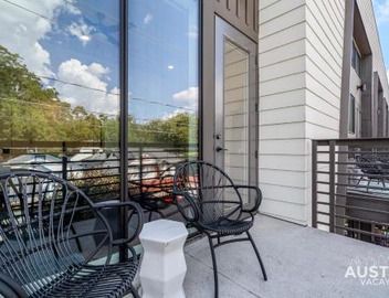 Vibrant Austin Studio Balcony plus Parking and Wi-Fi 5