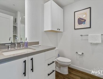 Vibrant Austin Studio Balcony plus Parking and Wi-Fi 4