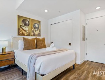 Vibrant Austin Studio Balcony plus Parking and Wi-Fi 2