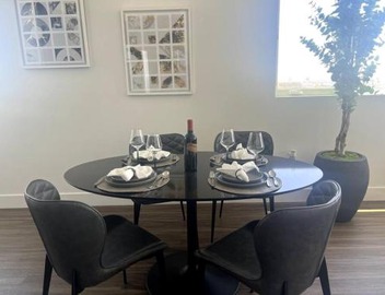Luxe Corner One Bedroom, Prime Hollywood with Parking 4
