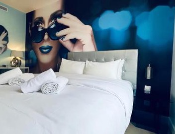 Glam's Hotel 2