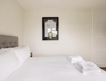 PenthouseStays Wimbledon - Chic 2 Bedroom King Bed Apartment with Balcony - 2 mins from Wimbledon Tennis Club and Museum - AELTC 4