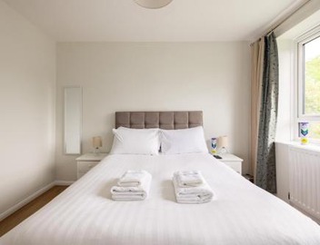 PenthouseStays Wimbledon - Chic 2 Bedroom King Bed Apartment with Balcony - 2 mins from Wimbledon Tennis Club and Museum - AELTC 2