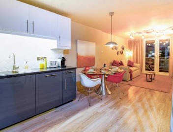 Modern 2BR Apartment with Balcony & City Views near DLR 5