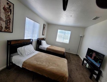 4 Bedrooms & 2.5 Bathrooms in LA 3