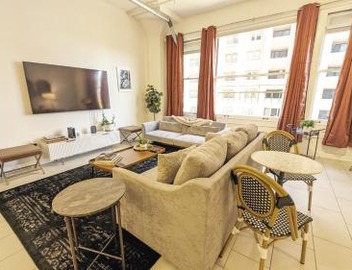 Classic Los Angeles Elegance in Downtown, Sleeps 4, Free Parking and 360 Degree View Roof Top Pool! 2