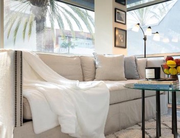 Stylish Condo By The Beach 3