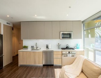 Stylish Condo By The Beach 2