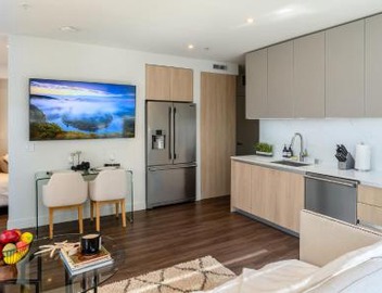 Stylish Condo By The Beach 3