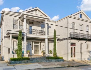 Stunning 2-Bedroom Garden District Newly Renovated 3