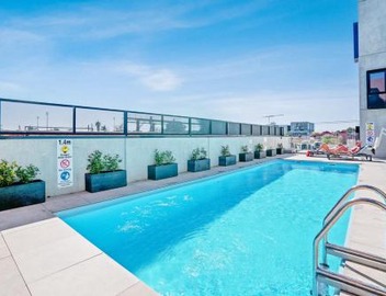 Ovation - New Footscray Apt w parking & pool 2