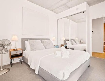 Ovation - New Footscray Apt w parking & pool 4