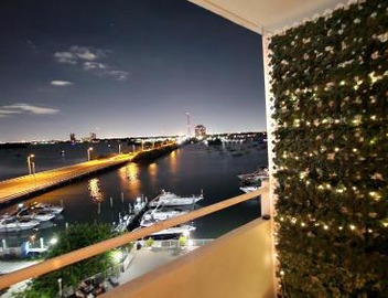 Bayfront Apartment Breathtaking Views- one bedroom w balcony- living room -Free Parking 5