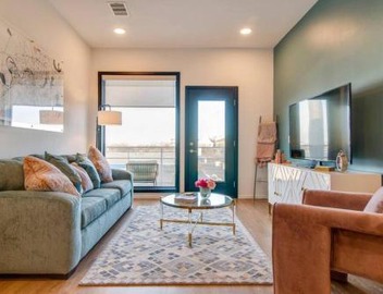 Stylish downtown condo w/pool & parking 3