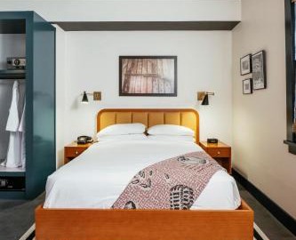 Dew Drop Inn Hotel & Lounge 5