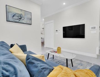 Family-Friendly, 3 Bed House - Private Backyard-Central Location 5