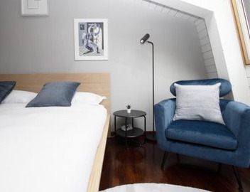 Penthouse with Patio & 2 Baths, 10 Min to Duomo 2