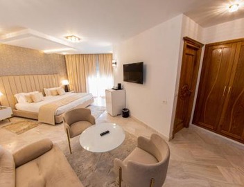 The Penthouse Suites Hotel 5