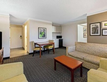 La Quinta Inn & Suites by Wyndham New Orleans Airport 5