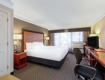 La Quinta Inn & Suites by Wyndham New Orleans Airport 3
