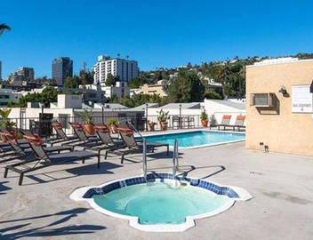 Skyline Palms 1-Bedroom with Roof-Top Pool 2