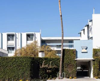 Short Stories Hotel Near The Grove 4
