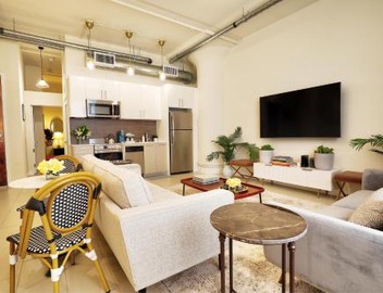 Classic Los Angeles Elegance in Downtown, Sleeps 4, Free Parking and 360 Degree View Roof Top Pool! 2