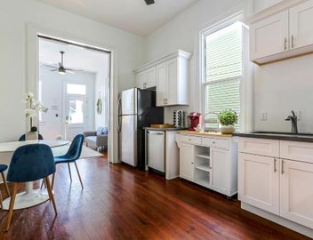 Private 2BR in Uptown by Hosteeva 5