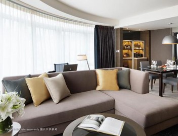 Royal Plaza Hotel 2