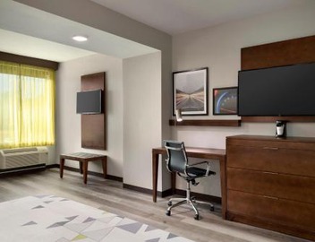 La Quinta Inn & Suites by Wyndham Braselton 4
