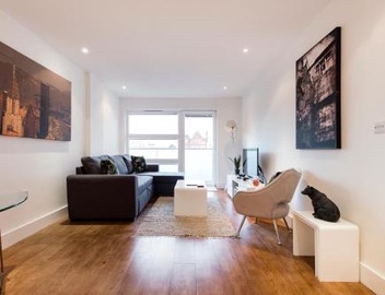 Luxury 2-Bed Flat parking near Tube and Emirates 2