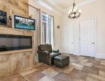 Spacious 4BR Condo on Carondelet Near All Hot Spo 4