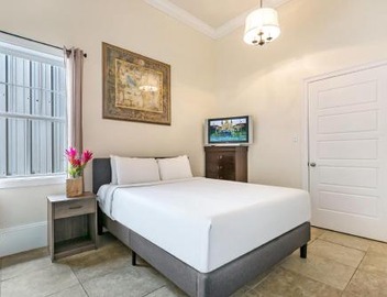 Spacious 4BR Condo on Carondelet Near All Hot Spo 2
