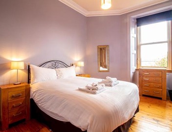 Beautiful and Bright Georgian Style Morningside Apartment - Pass the Keys 3