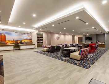 La Quinta Inn & Suites by Wyndham Lafayette Oil Center 2