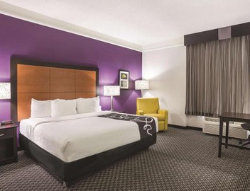 La Quinta Inn & Suites by Wyndham Phoenix Scottsdale 2