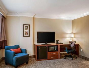 Comfort Inn & Suites At Copeland Tower 2