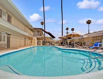 Super 8 by Wyndham Los Angeles-Culver City Area 4