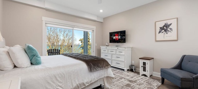 ♛ 539 Bay St ⁀➷ Luxury Downtown 2BDR Lake View 2nd Floor Condo on West Bay ➠ 203E