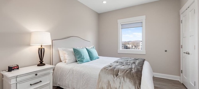 ♛ 539 Bay St ⁀➷ 2BDR Lake View 1st Floor Condo steps to Beach! ➠ 103E