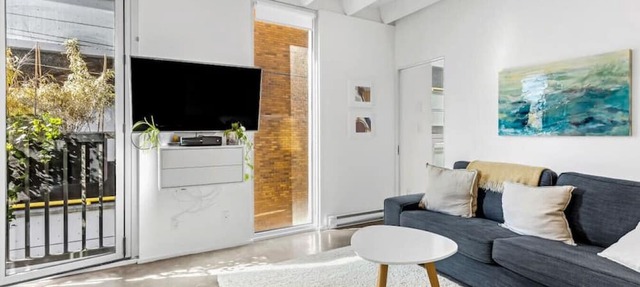 The Zen Loft: Shared Rooftop Bliss with City Views