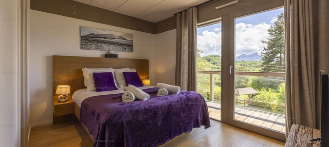 Exquisite UBAC Apartment with Swimming Pool, Offering Breathtaking Views of the Lake and Mountains"