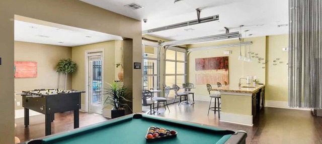 Top Floor SoCo 2BR King Suite | 8 mins to Downtown