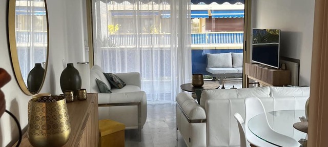 94m2 air-conditioned apartment sea view, swimming pool 3 bedrooms 50m2 terrace Pkg