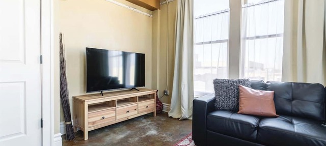 Upbeat 2 Bedroom Loft in the Heart Downtown!