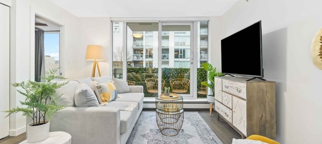 1BD Downtown Vancouver Condo with Free Parking