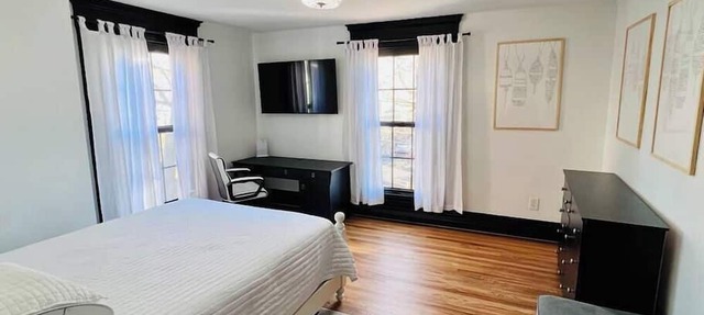 Romantic apt:West End +parking