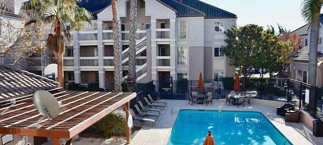 Minutes to San Francisco Zoo! Onsite Parking, Pool, Pet-friendly Property!
